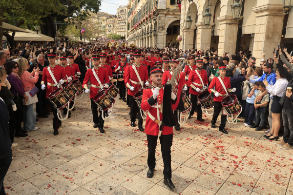 Εντυπωσιακή η πρώτη Ανάσταση σε Κέρκυρα, Ζάκυνθο και Χίο (Εικόνες - Βίντεο)