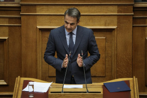 Από το βήμα της Βουλής στο καφενείο ο Κυριάκος Μητσοτάκης (pics)