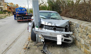 Σοκαριστικό τροχαίο στα Χανιά: Αυτοκίνητο καρφώθηκε σε κολώνα