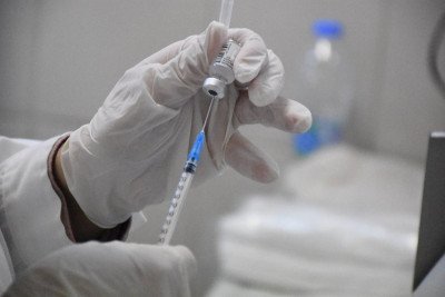 Κορονοϊός: Πέντε μύθοι για τα εμβόλια, τα «τσιπάκια» και η... αλλαγή στο DNA