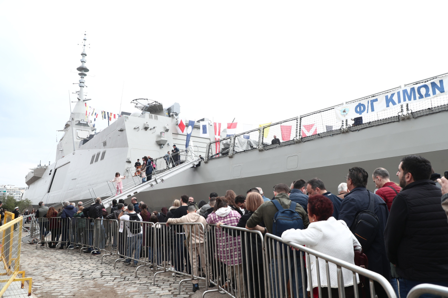 Θεσσαλονίκη: Ουρές για τη φρεγάτα «Κίμων» - Οι ώρες επίσκεψης την Τρίτη (Εικόνες και βίντεο)