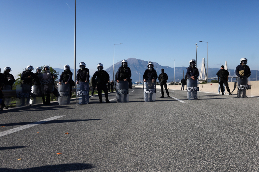 Αγροτικά μπλόκα: Πολιτική ήττα για Μαξίμου - Damage control με τα ΜΑΤ