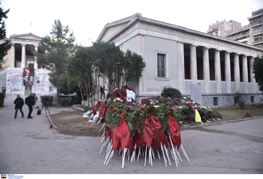 Πλήθος κόσμου τίμησε τα 50 χρόνια της ιστορικής εξέγερσης του Πολυτεχνείου σε όλη την χώρα