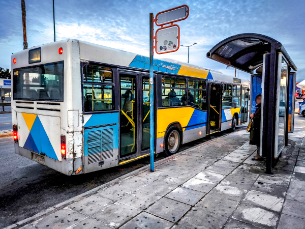 Επίθεση σε λεωφορείο στη Γλυφάδα: 24χρονος κάρφωσε στυλό στο μάτι επιβάτη