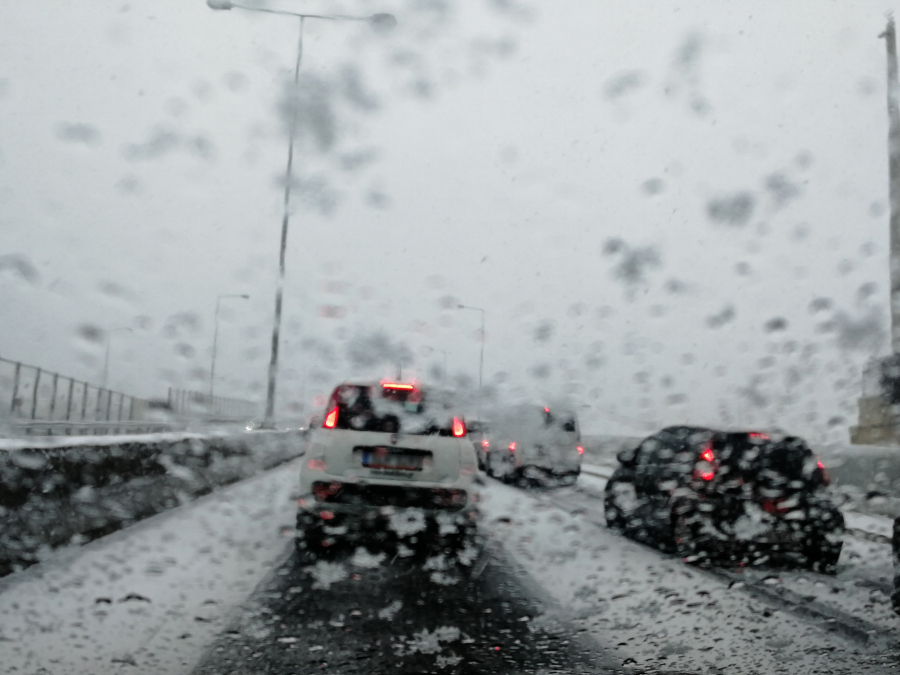 Ξεκίνησαν πάλι οι χιονοπτώσεις: Πού χρειάζονται αλυσίδες (upd)