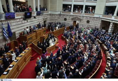Ορκίστηκε η νέα Βουλή, εικόνες από την «πρεμιέρα» των «300»