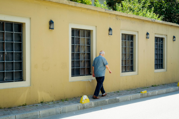 Η ψυχολογία λέει ότι οι άνθρωποι που παραμένουν σε καλή φυσική κατάσταση μετά τα 60 χωρίς να πηγαίνουν στο γυμναστήριο μετατρέπουν 10 συνήθειες σε σκόπιμη κίνηση