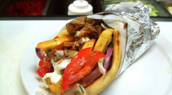 Κρήτη: Πλήρωσαν 32 ευρώ για δύο σκεπαστές κι ένα σουβλάκι!