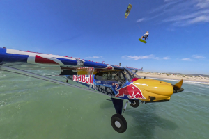 Ένα kitesurf εκτελεί άλμα πάνω από αεροπλάνο και καταγράφει παγκόσμιο ρεκόρ