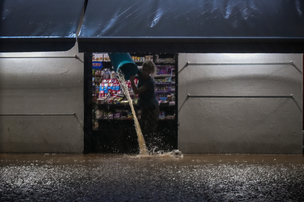 Η κακοκαιρία Elias σαρώνει το Βόλο: Εικόνες αποκάλυψης από τις πλημμύρες, αναφορές για εγκλωβισμένους, δραματικό μήνυμα Μπέου «χειρότερο από τον Daniel»