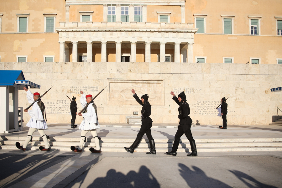 Πλήρης υποχώρηση Μαξίμου: Δεν θα καθαρίζει ο στρατός το Σύνταγμα