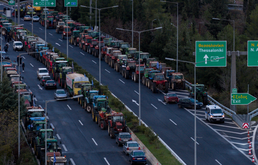 Αγρότες: Έκλεισαν τη γέφυρα του Εύηνου - Ετοιμάζονται και για το αεροδρόμιο των Ιωαννίνων