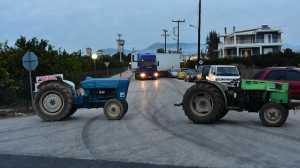  Παραμένουν στα μπλόκα οι αγρότες της Πελοποννήσου-Ποιοι δρόμοι θα κλείσουν σήμερα 