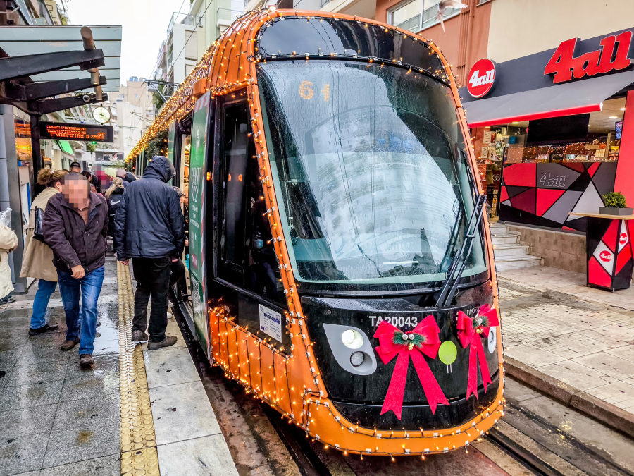 Το πιο χριστουγεννιάτικο τραμ της Ευρώπης κυκλοφορεί στην Αθήνα (Εικόνες)