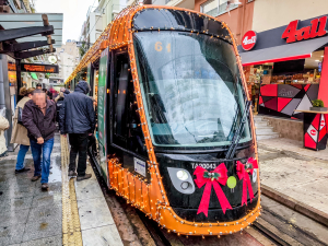 Το πιο χριστουγεννιάτικο τραμ της Ευρώπης κυκλοφορεί στην Αθήνα (Εικόνες)