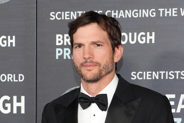 Ο Άστον Κούτσερ επικρίνεται για την προώθηση της χρήσης Τεχνητής Νοημοσύνης στη δημιουργία ταινιών