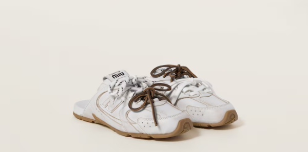 «Αντίο» στα Birkenstock: Η New Balance παρουσίασε το απόλυτο καλοκαιρινό παπούτσι σε συνεργασία με τη Miu Miu