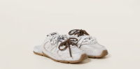 «Αντίο» στα Birkenstock: Η New Balance παρουσίασε το απόλυτο καλοκαιρινό παπούτσι σε συνεργασία με τη Miu Miu