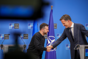 Ανατροπή από Ζελένσκι: Τέλος του πολέμου αν μπούμε στο ΝΑΤΟ - Και χωρίς επιστροφή εδαφών