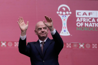 Η Κομισιόν βγάζει «κίτρινη κάρτα» στη FIFA και τον Ινφαντίνο για τη Ρωσία