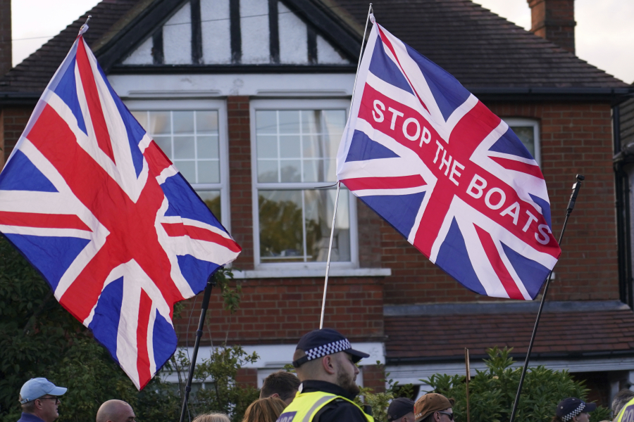 Η Βρετανία εξετάζει να βγάλει τους αιτούντες άσυλο από τα ξενοδοχεία και να στεγαστούν σε αποθήκες
