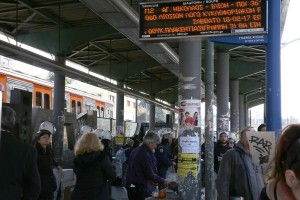 Ζωντανή η γυναίκα που εγκλωβίστηκε κάτω από συρμό του ΗΣΑΠ