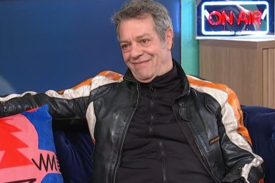 Ο Γιάννης Τσορτέκης «μεταμορφώνεται» σε Στράτος Διονυσίου και αποκαλύπτει τι θα δούμε στο «Παλλάς» (Βίντεο)