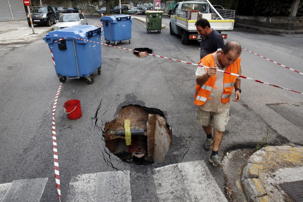 Καθίζηση στην εθνική οδό Θερμοπυλών - Άμφισσας - Από το ένα ρεύμα η κυκλοφορία