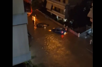 Αυτοκίνητα μετατράπηκαν σε… βάρκες στον Άλιμο – Σοβαρά προβλήματα από την κακοκαιρία