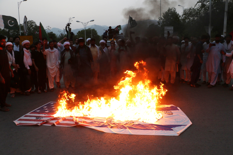 Ούτε βήμα πίσω για τα πυρηνικά η Τεχεράνη: «Το "αν δεν συμφωνείτε σας βομβαρδίζουμε" είναι ο νόμος της ζούγκλας»