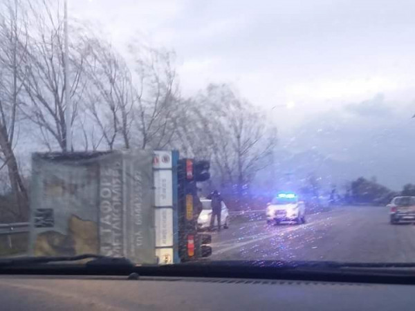 Απίστευτες εικόνες στην Ξάνθη: Ανατράπηκαν νταλίκες από τον δυνατό αέρα (pic)