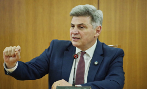 Ο Φαραντούρης απαντά σε Πολάκη: «Παραδοσιακή σταλινική πρακτική η συκοφάντηση πρώην συντρόφων»