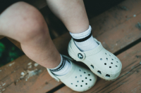 Γιατί δεν πρέπει να φοράτε Crocs με γυμνά πόδια