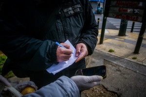 Δεν μπαίνει κόφτης στα SMS του 13033