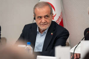 Ιράν: Ο πρόεδρος Πεζεσκιάν προειδοποιεί με «ολοκληρωτικό πόλεμο» αν χτυπηθεί ο Αλί Χαμενεΐ