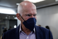 ΚΙΝΑΛ: Στο κυνήγι των... υπογραφών ο Γιώργος Παπανδρέου