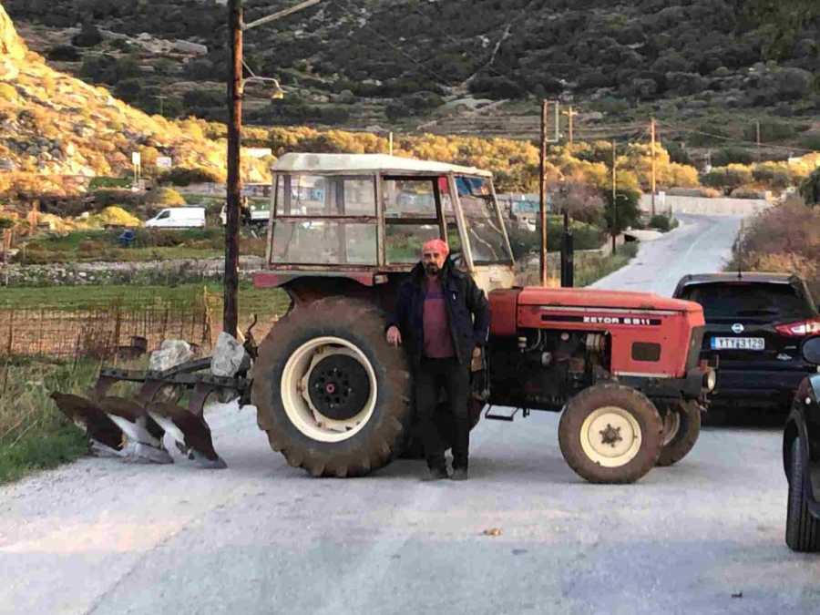 Αμοργός: Συμβολικό μπλόκο με τρακτέρ από τον μοναδικό αγρότη του νησιού (εικόνες)