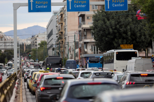 Στο «κόκκινο» η κίνηση – Χάος στο κέντρο, καθυστερήσεις σε Κηφισό, Μεσογείων, Κατεχάκη, Αττική οδό