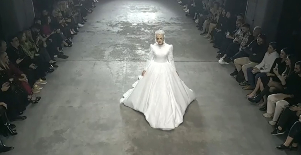 Η Ιωάννα Τούνη περπάτησε στην πασαρέλα φορώντας νυφικό
