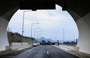 Κλείνουν οι σήραγγες των Τεμπών