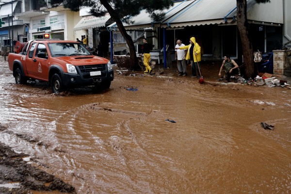 Πλημμύρες στην Μάνδρα - Εγκλωβίστηκαν κάτοικοι, έκλεισε η έξοδος της Αττικής Οδού (φωτο-βιντεο)