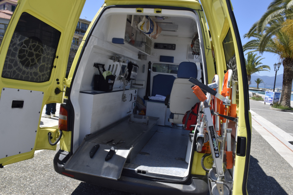 Μάχη για τη ζωή του δίνει 23χρονος στην Κρήτη - Έπεσε από ταράτσα ενώ μιλούσε στο κινητό