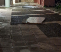 Χανιά: Οι ισχυροί άνεμοι ξεκόλλησαν στέγαστρο στο Πολυτεχνείο – Από θαύμα γλίτωσε φοιτήτρια (εικόνες)