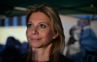 Φλερτάρει με την Καρυστιανού ο Φαραντούρης