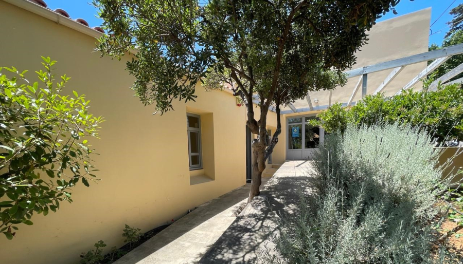 Mίκης Θεοδωράκης: Το σπίτι του στα Χανιά γίνεται μουσείο - Σπάνιες φωτογραφίες από την οικία