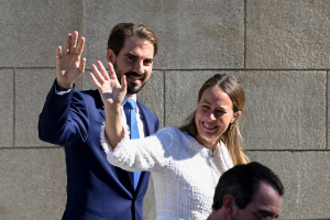 «Βασιλικός» γάμος στην Μητρόπολη Αθηνών: Ο Φίλιππος Γλύξμπουργκ παντρεύεται την Νίνα Φλορ (βίντεο)