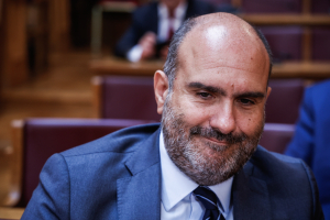 Μαρκόπουλος για ονόματα 57 θυμάτων στο Σύνταγμα: «Είναι τιμή η μπογιά για τα παιδιά που χάθηκαν;»