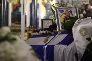 Μιχάλης Κωσταράκος: Συγκίνηση στην κηδεία του επίτιμου αρχηγού ΓΕΕΘΑ, στεφάνι από Ακάρ