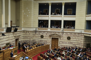Βουλή: Νεολαία της Νέας Αριστεράς διέκοψε την ομιλία Μητσοτάκη - Πέταξαν τρικάκια και φώναζαν «ένοχος» (Εικόνες)