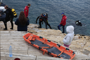 Βουλιαγμένη: «Πάλεψε 40 λεπτά να κρατηθεί στην επιφάνεια» – Καρέ καρέ η μοιραία κατάδυση του 34χρονου